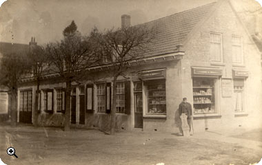 Hoek Brouwerijstraat en Dorpsplein rond 1900