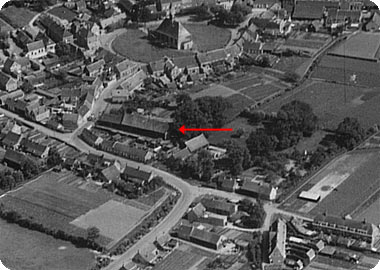 luchtfoto van Koudekerke, met aangifte van boerderij Verhage aan de Biggekerksestraat te Koudekerke