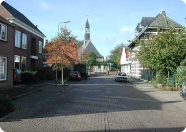 straatbeeld van de Brouwerijstraat in 2001 met uitzicht op de kerk te Koudekerke