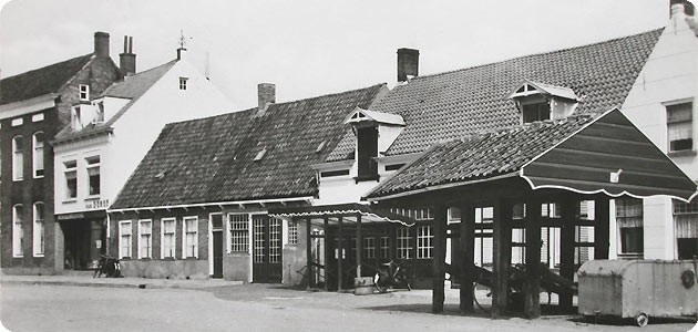 renteniershuis, pastorie, wagenmakerij, en twee smederijen op het Dorpsplein te Koudekerke in 1965