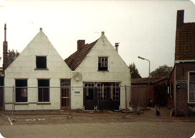Sloop van de smederij aan het Dorpsplein te Koudekerke in 1984