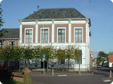 gemeentehuis op het dorpsplein te Koudekerke
