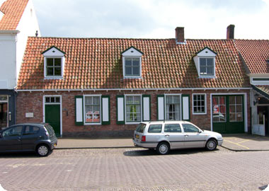 voormalige wagenmakerij 'het verloren ambacht' aan het Dorpsplein te Koudekerke in 2010