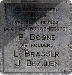 Linker gedenksteen van het gemeentehuis op het Dorpsplein te Koudekerke