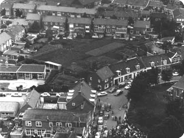 Luchtfoto dorpsplein ter plaatse van de doorbraak Kerkstraat te Koudekerke