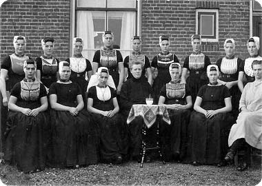de gereformeerde meisjesvereniging te Koudekerke omstreeks 1922
