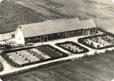 luchtfoto boerderij Paauwenburg te Koudekerke eind 1944