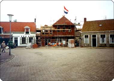 het in aanbouw zijnde postkantoor op het Dorpsplein te Koudekerke