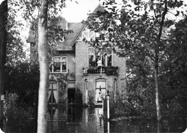 Woonhuis dokter van der Harst te Koudekerke tijdens de inundatie